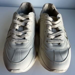 WOMEN'S RHYTON GUCCI LOGO LEATHER SNEAKER